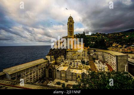 Cimetière et église de San Giorgio à Portofino par un jour nuageux, Ligurie; Levantine Riviera, Italie Banque D'Images