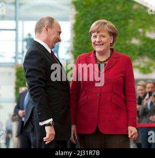 Berlin, Allemagne. 05th avril 2022. PHOTO DES ARCHIVES : l'ancienne chancelière Angela Merkel et Vladimir POUTINE. La chancelière Angela MERKEL et Vladimir POUTINE visite et réception du président russe avec honneurs militaires à la Chancellerie fédérale de Berlin, Allemagne, le 1st juin 2012. Credit: dpa/Alay Live News Banque D'Images