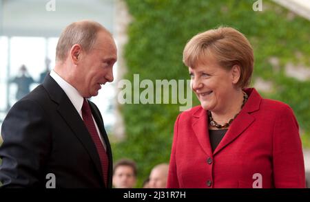 Berlin, Allemagne. 05th avril 2022. PHOTO DES ARCHIVES : l'ancienne chancelière Angela Merkel et Vladimir POUTINE. La chancelière Angela MERKEL et Vladimir POUTINE visite et réception du président russe avec honneurs militaires à la Chancellerie fédérale de Berlin, Allemagne, le 1st juin 2012. Credit: dpa/Alay Live News Banque D'Images