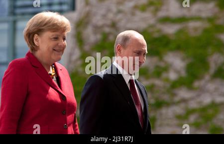 Berlin, Allemagne. 05th avril 2022. PHOTO DES ARCHIVES : l'ancienne chancelière Angela Merkel et Vladimir POUTINE. La chancelière Angela MERKEL et Vladimir POUTINE visite et réception du président russe avec honneurs militaires à la Chancellerie fédérale de Berlin, Allemagne, le 1st juin 2012. Credit: dpa/Alay Live News Banque D'Images