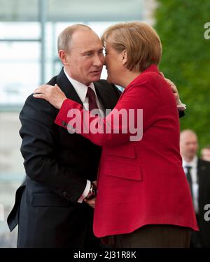 Berlin, Allemagne. 05th avril 2022. PHOTO DES ARCHIVES : l'ancienne chancelière Angela Merkel et Vladimir POUTINE. La chancelière Angela MERKEL et Vladimir POUTINE visite et réception du président russe avec honneurs militaires à la Chancellerie fédérale de Berlin, Allemagne, le 1st juin 2012. Credit: dpa/Alay Live News Banque D'Images