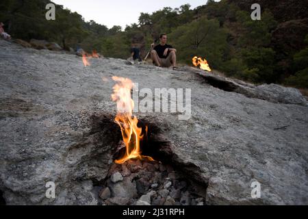 Cheminées, Mont Olympos, émissions de méthane qui brûlent depuis le 4th siècle, parc national Olympos, Cirali, Lykia, Turquie, Mer Méditerranée Banque D'Images