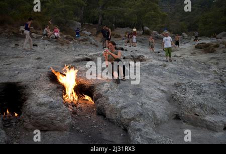 Cheminées, Mont Olympos, émissions de méthane qui brûlent depuis le 4th siècle, parc national Olympos, Cirali, Lykia, Turquie, Mer Méditerranée Banque D'Images