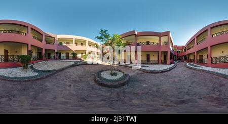 Vue panoramique à 360° de vue panoramique du hdr 360 sphérique sans couture à l'intérieur de la cour d'un bâtiment de deux étages avec de nombreuses portes en projection équirectangulaire, prêt à l'emploi