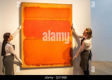 LONDRES, ROYAUME-UNI. 5 avril 2022 . MARK ROTHKO sans titre (nuances de rouge) huile sur toile 1961 estimation : 60 000 000 $-80 000 000. Faits saillants, notamment des chefs-d'œuvre de Monet, Rothko et Degas de la collection Anne H. Bass de Christies à Londres. La vente de la collection aura lieu au cours de la semaine marquise de Christie, qui aura lieu en mai, au Rockefeller Plaza à New York, durant les 20th et 21st siècles de ventes d'œuvres d'art. Credit: amer ghazzal / Alamy Live News Banque D'Images