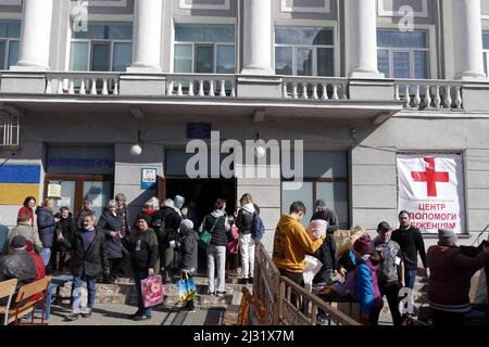 Non exclusif: ODESA, UKRAINE - 02 AVRIL 2022 - On voit des gens sur le terrain du centre d'aide aux personnes déplacées, Odesa, dans le sud de l'Ukraine Banque D'Images