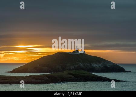 Ballycotton, Cork, Irlande. 05th avril 2022. Un ciel nuageux commence la journée au lever du soleil sur l'île à Ballycotton, Co. Cork, Irlande. - Crédit; David Creedon / Alamy Live News Banque D'Images