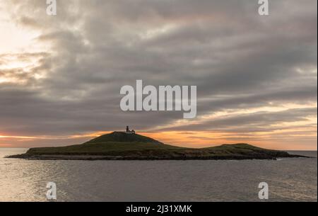 Ballycotton, Cork, Irlande. 05th avril 2022. Un ciel nuageux commence la journée au lever du soleil sur l'île à Ballycotton, Co. Cork, Irlande. - Crédit; David Creedon / Alamy Live News Banque D'Images