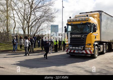 Des manifestants manifestent à l'extérieur du site d'enfouissement des déchets de la carrière de Walleys Silverdale en raison de l'odeur pourrie d'où la campagne « faites le plein de pierres » Banque D'Images