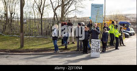 Des manifestants manifestent à l'extérieur du site d'enfouissement des déchets de la carrière de Walleys Silverdale en raison de l'odeur pourrie d'où la campagne « faites le plein de pierres » Banque D'Images