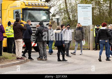 Des manifestants manifestent à l'extérieur du site d'enfouissement des déchets de la carrière de Walleys Silverdale en raison de l'odeur pourrie d'où la campagne « faites le plein de pierres » Banque D'Images