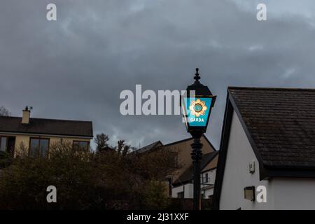 Ballycotton, Cork, Irlande. 05th avril 2022. Un lampadaire lumineux devant une station de Garde dans le pittoresque village de pêcheurs de Ballycotton, Co. Cork, Irlande. - Crédit; David Creedon / Alamy Live News Banque D'Images