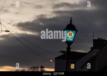 Ballycotton, Cork, Irlande. 05th avril 2022. Un lampadaire lumineux devant une station de Garde dans le pittoresque village de pêcheurs de Ballycotton, Co. Cork, Irlande. - Crédit; David Creedon / Alamy Live News Banque D'Images