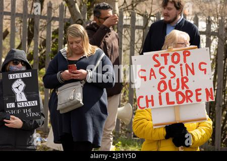 Des manifestants manifestent à l'extérieur du site d'enfouissement des déchets de la carrière de Walleys Silverdale en raison de l'odeur pourrie d'où la campagne « faites le plein de pierres » Banque D'Images