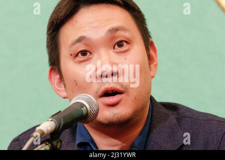 5 avril 2022, Tokyo, Japon: Le directeur Ryusuke Hamaguchi parle lors d'une conférence de presse au Japan National Press Club à Tokyo. Le film de Hamaguchi, « Drive My car », a remporté le meilleur long métrage international lors des US Academy Awards 94th à Los Angeles. (Image de crédit: © Rodrigo Reyes Marin/ZUMA Press Wire) Banque D'Images