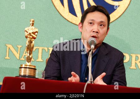 5 avril 2022, Tokyo, Japon: Le directeur Ryusuke Hamaguchi parle lors d'une conférence de presse au Japan National Press Club à Tokyo. Le film de Hamaguchi, « Drive My car », a remporté le meilleur long métrage international lors des US Academy Awards 94th à Los Angeles. (Image de crédit: © Rodrigo Reyes Marin/ZUMA Press Wire) Banque D'Images