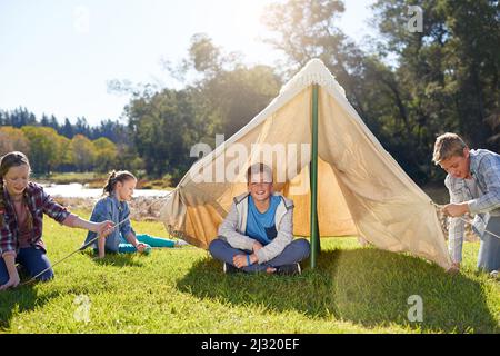 Le bonheur est en voyage de camping. Photo d'un groupe d'enfants lors d'un voyage en camping. Banque D'Images