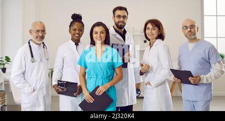 Une équipe multiraciale composée de médecins et d'infirmières souriants et heureux au travail en clinique ou à l'hôpital Banque D'Images