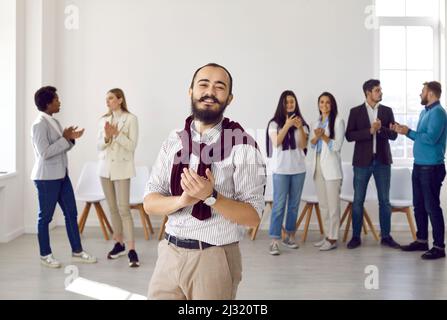 Portrait d'un bon chef d'équipe d'affaires qui se tient au bureau et qui se claque les mains Banque D'Images