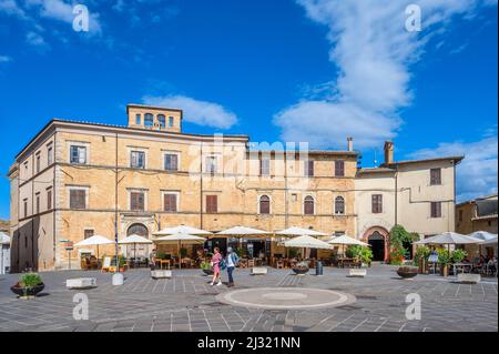 Piazza del commune à Montefalco, province de Pérouse, route des vins de Sagrantino, Ombrie, Italie Banque D'Images