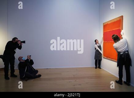 Un tableau de Mark Rothko, Untitled (Shades of Red), 1961, estime $60 000 000-80 000 000, l'un des faits saillants de la collection d'Anne H Bass, avant qu'ils ne soient offerts aux enchères à New York pendant les ventes d'art du siècle 20th et 21st en mai, à Christie's, Londres. Date de la photo: Mardi 5 avril 2022. Banque D'Images