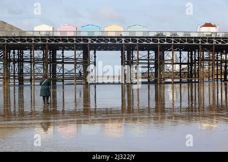 Hastings, East Sussex, Royaume-Uni. 05 avril 2022. Météo au Royaume-Uni: Matin ensoleillé dans la ville balnéaire de Hastings dans East Sussex comme Brits profiter de la marche le long du front de mer pendant que la marée est à l'extérieur. Jetée de Hastings et réflexions. Crédit photo : Paul Lawrenson /Alay Live News Banque D'Images