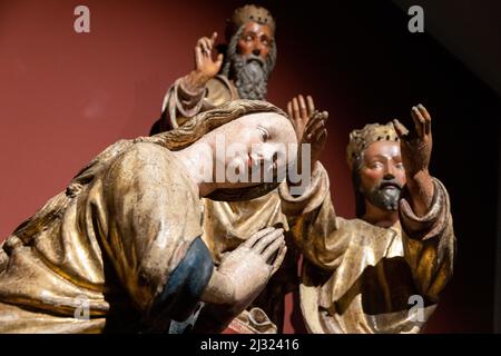 Nuremberg, Allemagne. 05th avril 2022. Un groupe de figures du haut autel de Bolzano remis à neuf par Hans von Judenburg (couronnement de la Vierge Marie - c. 1422/25) est exposé au Germanisches Nationalmuseum dans l'exposition "le Moyen Age". L'Art du 15th siècle. Aperçu.' Structures en filigrane, traits fins du visage, couleurs vives - le Moyen-âge a produit de nombreuses œuvres d'art brillantes le Germanisches Nationalmuseum jette de la lumière sur le fond. L'exposition se déroule du 7 avril au 1 octobre 2023. Credit: Daniel Karmann/dpa/Alay Live News Banque D'Images