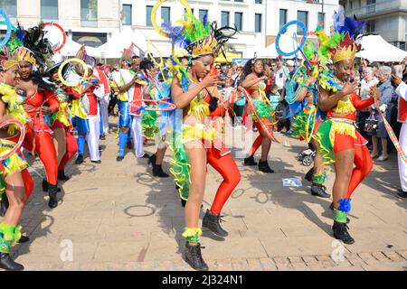 LE MANS, FRANCE - 22 avril 2017 : Festival de jazz dans les Caraïbes Europe Evropa danse en costumes de femmes Banque D'Images