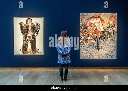 LONDRES, ROYAUME-UNI. 5 avril 2022 . L-R GEORG BASELITZ (B. 1938. Spekulatius , huile sur toile peinte en 1965, estimation : 9 000 000 $-12 000 000. JADE FADOJUTIMI, elle calle de l'huile sur toile peinte en 2018. Estimation: 300 000-500 000 $ à vendre à New York pendant la semaine du marquis en mai qui comprend des œuvres de Baselitz, Klein et Monet. Credit: amer ghazzal / Alamy Live News Banque D'Images