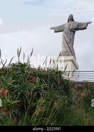 Statue du Christ-Roi à Garajau situé à Ponta do Garajau le monument de point de vue a été consacré le 30th octobre 1927 Madère Portugal eu Banque D'Images