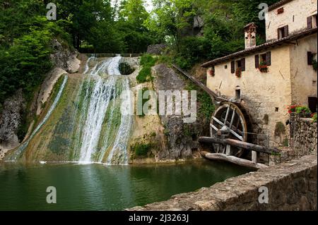 Molinetto della Croda, ancien moulin à eau de la province de Trévise, près de la ville de Retrontolo, Musée du Moulin d'aujourd'hui, Vénétie, Italie Banque D'Images