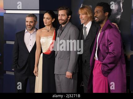 Los Angeles, États-Unis. 04th avril 2022. (G-D) Brad Fischer, Eiza Gonzalez, Jake Gyllenhaal, Michael Bay et Yahya Abdul-Mateen II à la première AMBULANCE de Los Angeles tenue au Musée Academy of Motion Pictures à Los Angeles, CA, le lundi 4 avril 2022. (Photo par Sthanlee B. Mirador/Sipa USA) crédit: SIPA USA/Alay Live News Banque D'Images