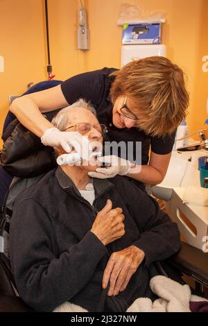 Pays-Bas, Gendt - une infirmière dans une maison de soins pour personnes âgées se brosse les dents d'un résident. Banque D'Images