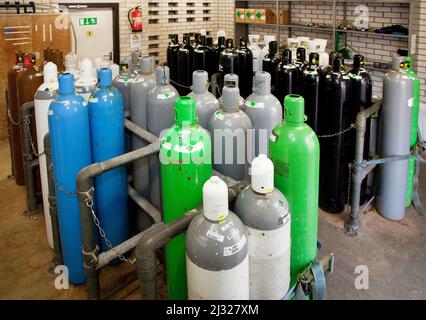 Stockage dans un hôpital de gaz médicaux dans des bouteilles. Banque D'Images