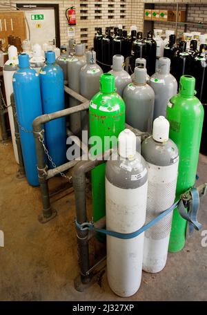 Stockage dans un hôpital de gaz médicaux dans des bouteilles. Banque D'Images