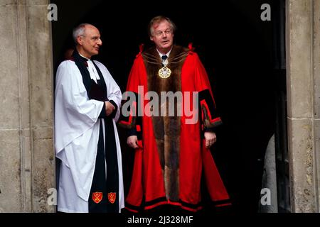 L'alderman Sir David Wootton (à droite) arrive à un service pour souligner le 40th anniversaire du départ de la force de travail des Falklands à la cathédrale Saint-Paul à Londres. Date de la photo: Mardi 5 avril 2022. Banque D'Images