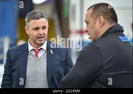 Wakefield, Angleterre - 3rd avril 2022 - Paul Rowley, entraîneur en chef des Red Devils de Salford, parle à Willie Poching, entraîneur en chef de Wakefield Trinity. Rugby League Betfred Super League Round 7 Wakefield Trinity vs Salford Red Devils au stade de soutien de Bebe Well, Wakefield, Royaume-Uni Dean Williams Banque D'Images