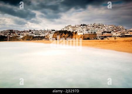 Vue spectaculaire sur la vieille ville et la plage d'Albufeira, Algarve, Portugal Banque D'Images