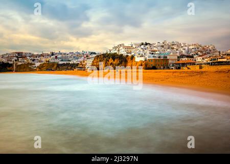 Vue spectaculaire sur la vieille ville et la plage d'Albufeira, Algarve, Portugal Banque D'Images