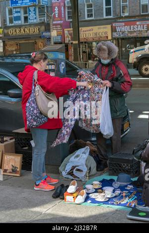 Un marché aux puces en plein air sur Brighton Beach Avenue dans le quartier de Little Odessa, dans le sud de Brooklyn, New York. Banque D'Images