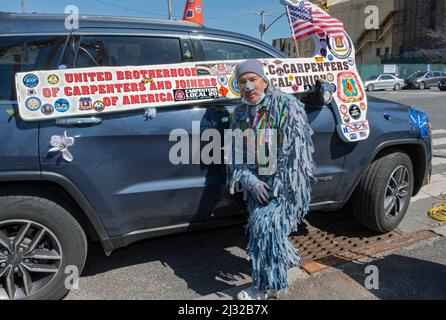 Un membre du syndicat des charpentiers vêtu d'une protestation de rat sur le site d'un bâtiment construit par des travailleurs non syndiqués. À Coney Island, Brooklyn, New York. Banque D'Images