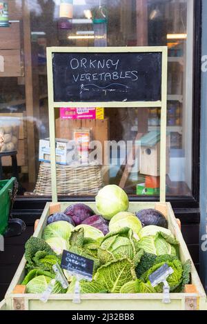 Légumes frais locaux à vendre à l'extérieur d'un magasin de épiciers, Kirkwall, Orkney, Royaume-Uni 2022 Banque D'Images
