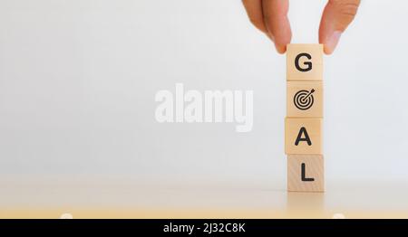 Ciblage des entreprises et concepts de réussite et de réussite. Mot de but écrit sur des cubes en bois sur la table avec beau fond blanc, espace de copie. Le i Banque D'Images