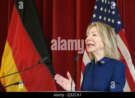 Berlin, Allemagne. 05th avril 2022. Amy Gutmann, nouvelle ambassadrice des États-Unis en Allemagne, prononce son premier discours officiel dans le bâtiment Henry Ford à la Freie Universität Berlin. Credit: Wolfgang Kumm/dpa/Alay Live News Banque D'Images