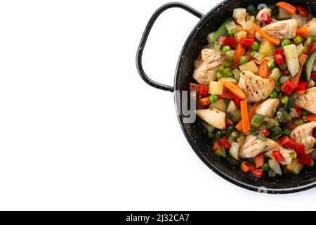 Sauté de poulet et légumes isolés sur fond blanc Banque D'Images