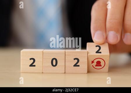 Concept de re-compétence en 2022. Former les employés à un ensemble entièrement nouveau de compétences pour l'adaptation et la transformation numérique. Cube en bois à clapet manuel '2022' wi Banque D'Images