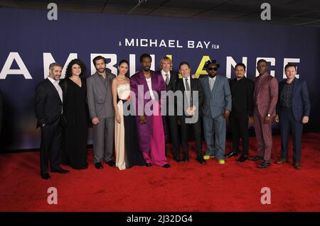 Los Angeles, États-Unis. 04th avril 2022. (G-D) Brad Fischer, Olivia Stambouliah, Jake Gyllenhaal, Eiza Gonzalez, Yahya Abdul-Mateen II, Michael Bay, A Martinez, Wale Folarin, Jesse Garcia, Cedric Sanders et Keir O'Donnell à la première AMBULANCE de Los Angeles tenue à l'Academy Museum of Motion Pictures à Los Angeles, CA, le lundi 4 avril 2022. (Photo par Sthanlee B. Mirador/Sipa USA) crédit: SIPA USA/Alay Live News Banque D'Images