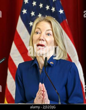Berlin, Allemagne. 05th avril 2022. Amy Gutmann, nouvelle ambassadrice des États-Unis en Allemagne, prononce son premier discours officiel dans le bâtiment Henry Ford à la Freie Universität Berlin. Credit: Wolfgang Kumm/dpa/Alay Live News Banque D'Images