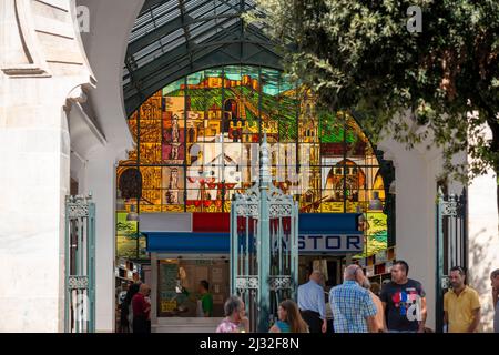 Vue sur un hall de marché de la ville Banque D'Images