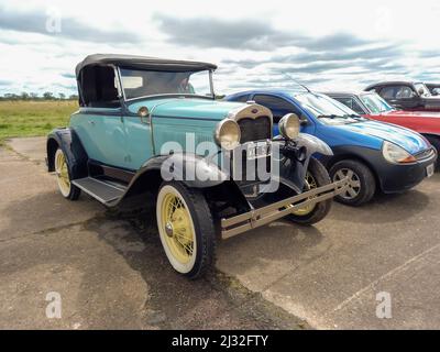 Ancien modèle de Ford cyan Un roadster coupé vers 1930 stationné sur une piste d'atterrissage. Vue avant droite. Salon automobile classique CADEAA MNA 2022. Banque D'Images